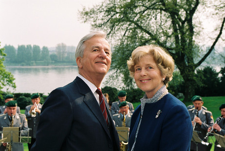 Bundespräsident Richard von Weizsäcker während eines Empfanges zu seinem 70. Geburtstag mit Ehefrau Marianne auf der Terrasse der Villa Hammerschmidt. 
